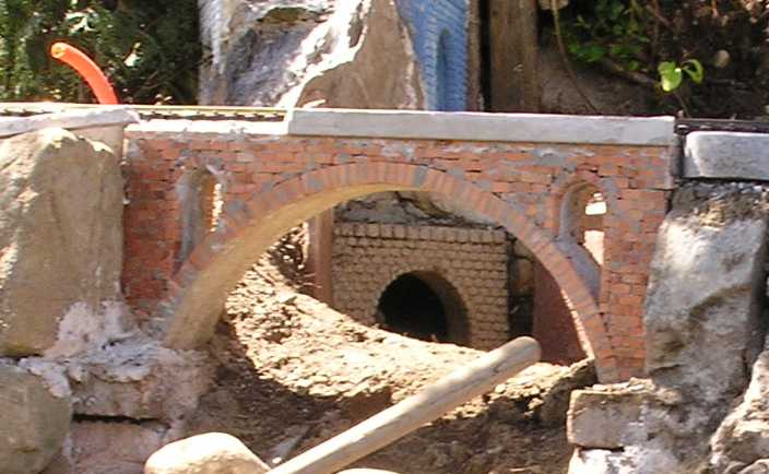 Bogenbrücke gemauert Gartenbahn Toffeholz